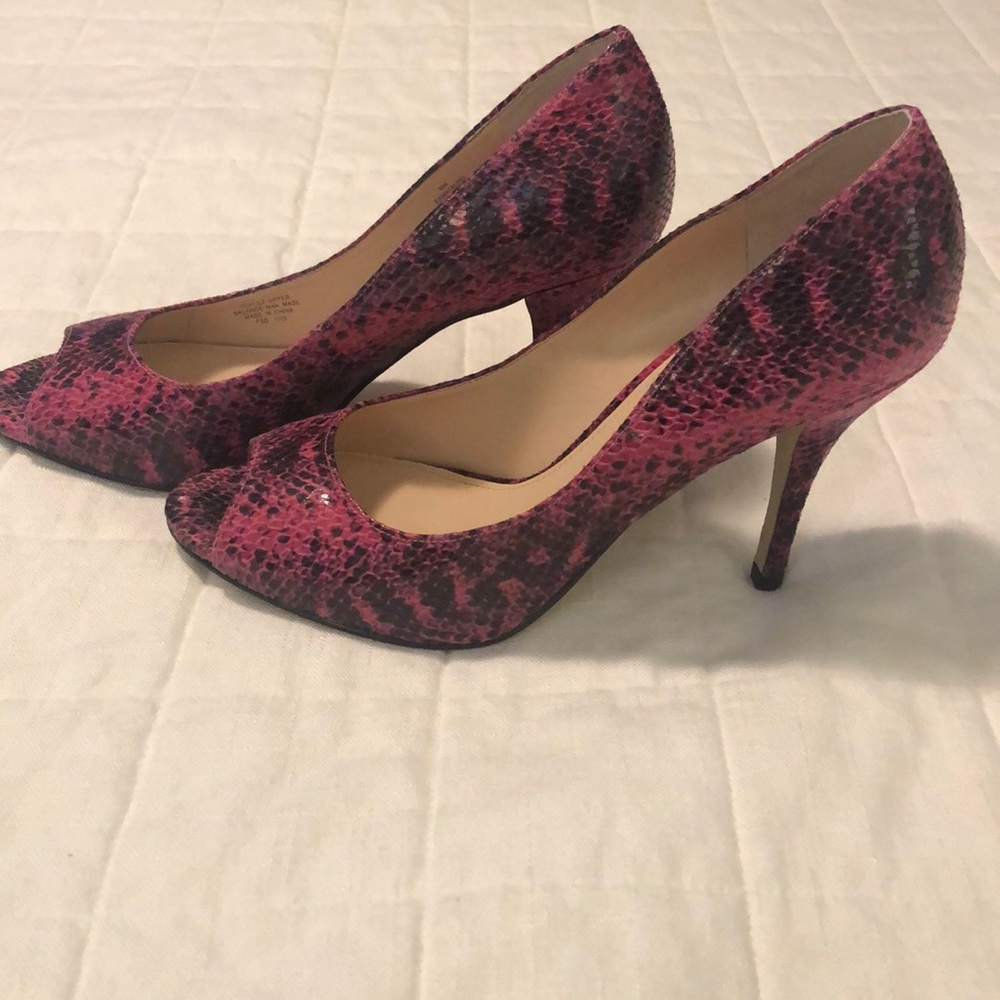 Enzo Angiolini fuchsia snake print heels